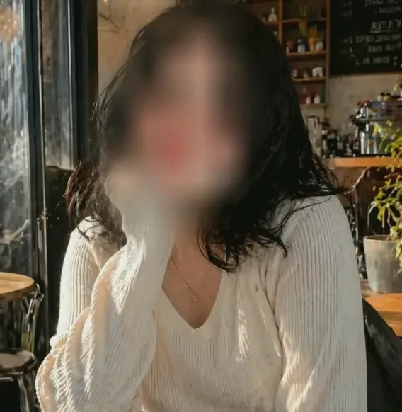 Elif, 25