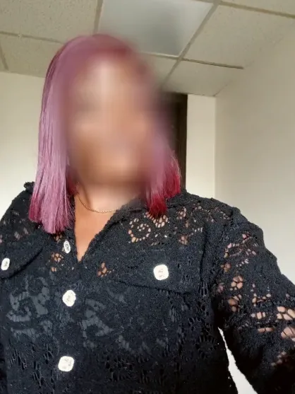 Manuela, 38