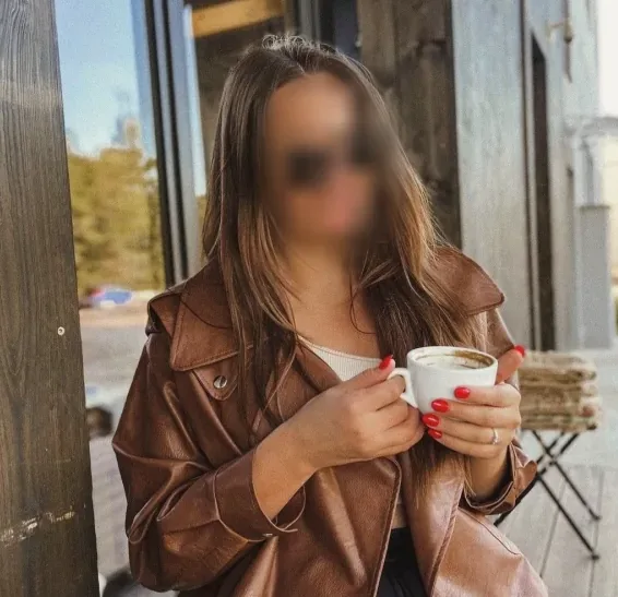 Nikolina, 27